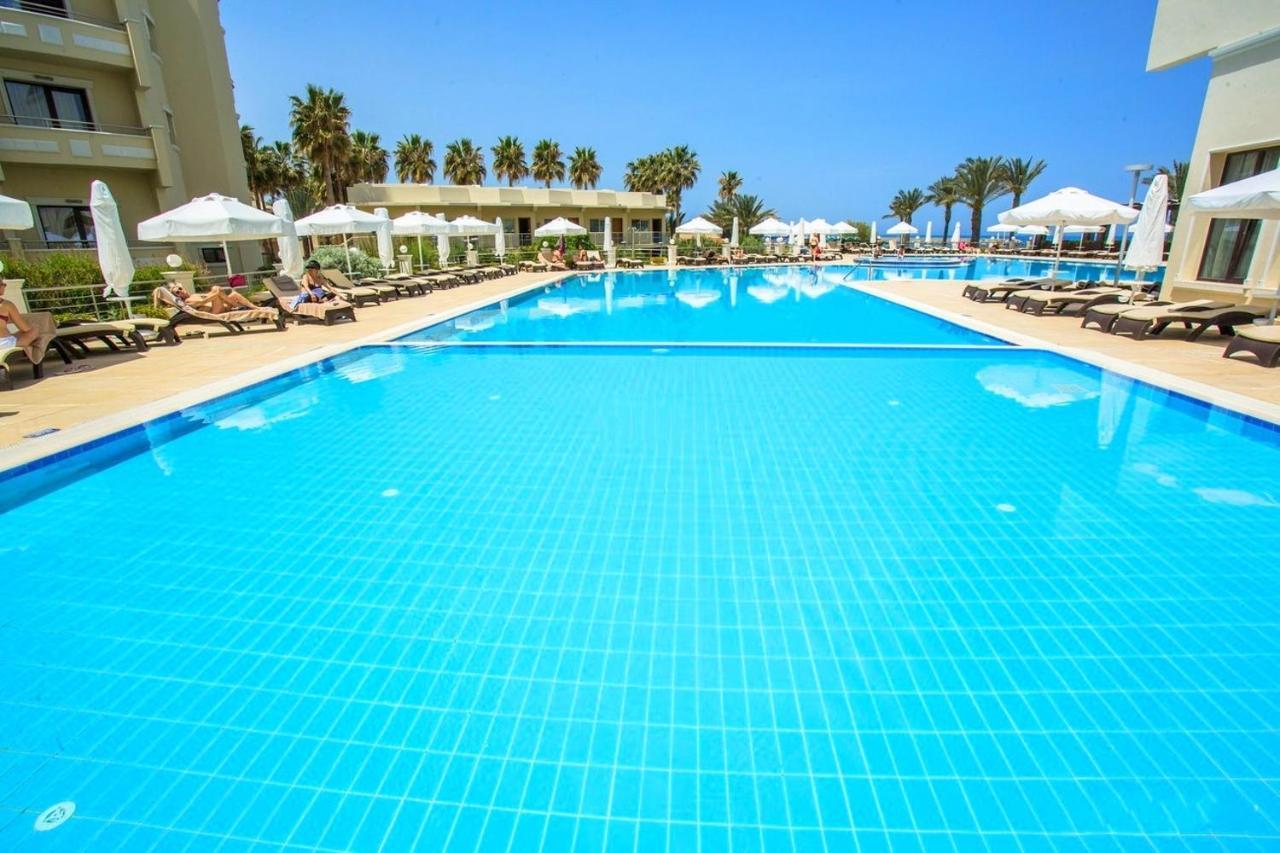 Vuni Palace Premium Hotel & Spa & Casino Beachfront Location ! Kyrenia  Esterno foto