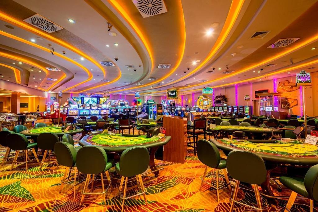 Vuni Palace Premium Hotel & Spa & Casino Beachfront Location ! Kyrenia  Esterno foto